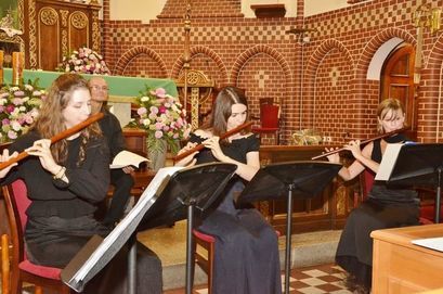 Muzycy grający na instrumentach podczas letniego koncertu Festiwalu Bachowskiego w żarowskim kościele.