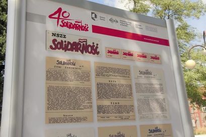 Tablica prezentująca zdjęcia na wystawie "40 lat Solidarności"
