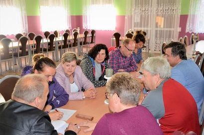 Mieszkańcy Pyszczyna zgromadzeni na świetlicy wiejskiej podczas zebrania w sprawie funduszu sołeckiego