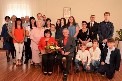 Rodzina, pracownicy Urzędu Miejskiego w Żarowie na wspólnym zdjęciu z jubilatami. 