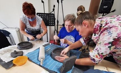 Uczestnicy warsztatów ceramicznych w Krukowie podczas lepienia rzeźb. 