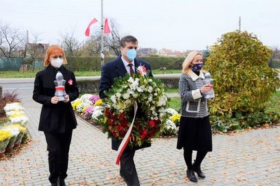 Burmistrz Leszek Michalak wraz z małżonką i wiceprzewodniczącą Rady Miejskiej Iwoną Nieradką podczas złożenia kwiatów na Święto Niepodległości. 