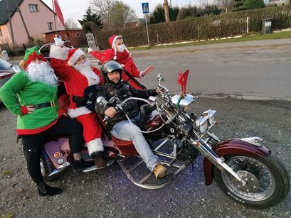 Mikołaj przesiadł się na motocykl i rozdawał dzieciom prezenty