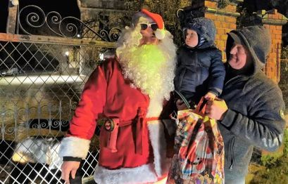 Święty Mikołaj przyjechał do Pożarzyska wozem strażackim