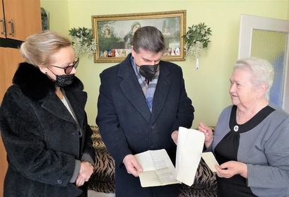 Burmistrz Leszek Michalak oraz Małgorzata Siemińska kierownik OPS w Żarowie na spotkaniu z Sybiraczką