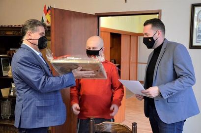 Burmistrz Leszek Michalak i zastępca burmistrza Przemysław Sikora wręczają podziękowanie Wojciechowi Elżbieciaka sołtysowi Zastruża. 