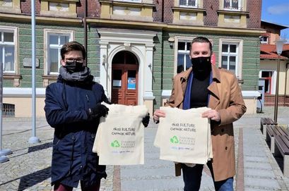 Zastępca Burmistrza Przemysław Sikora i radny Bartosz Żurek z torbami ekologicznymi przed budynkiem UM Żarów
