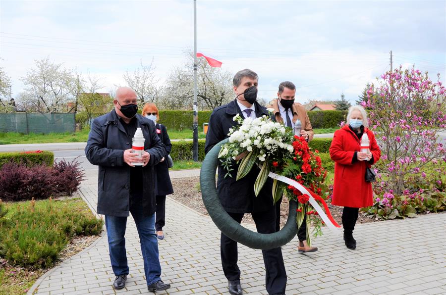 Burmistrz Leszek Michalak i zastępca burmistrza Przemysław Sikora wraz z radnymi Romanem Koniecznym i Ewą Góźdź podczas składania kwiatów pod Pomnikiem Pamięci Narodowej. 