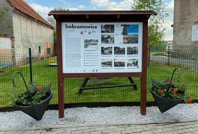 Kwietniki przy tablicy informacyjnej w Imbramowicach