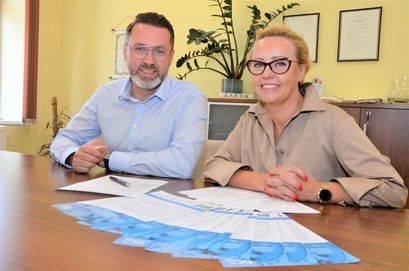 Zastępca burmistrza Przemysław Sikora i Małgorzata Siemińska podczas podpisania porozumienia