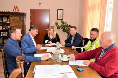 Umowę na remont drogi w Wierzbnej podpisują: burmistrz Leszek Michalak, zastępca burmistrza Przemysław Sikora przy asyście pracowników UM Żarów z wykonawcą inwestycji: przedstawicielami Świdnickiego Przedsiębiorstwa Budowy Dróg i Mostów