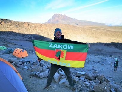 Marek Madera zawiesił flagę gminy Żarów na Kilimandżaro