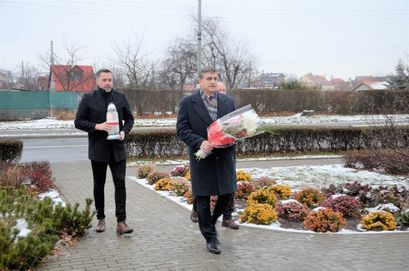 Burmistrz Leszek Michalak, zastępca burmistrza Przemysław Sikora i przewodniczący Rady Miejskiej Roman Konieczny składają kwiaty pod Pomnikiem Pamięci Narodowej