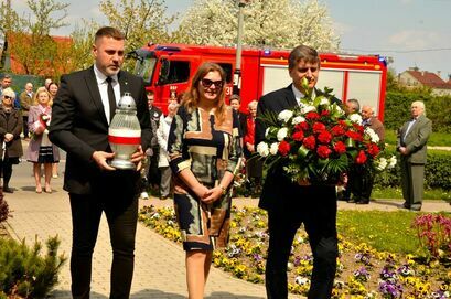 Burmistrz Leszek Michalak, zastępca burmistrza Przemysław Sikora, sekretarz gminy Sylwia Pawlik składają kwiaty pod Pomnikiem Pamięci Narodowej w Żarowie