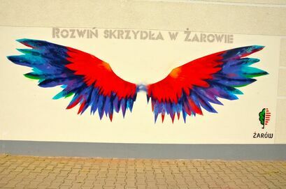 Mural "Skrzydła Anioła" z hasłem: "Rozwiń skrzydła w Żarowie"