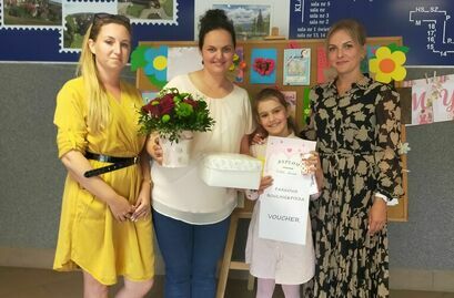 Laureacie konkursu "Laurka dla mamy" wraz z nauczycielami SP Żarów