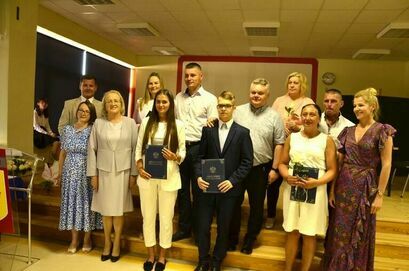 Absolwenci SP Żarów wraz z dyrektor szkoły i nauczycielami 