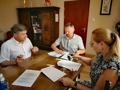 Burmistrz Leszek Michalak podpisuje umowę z wykonawcą inwestycji