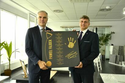Prezes Colorobbia Polska Alessandro Catani i burmistrz Leszek Michalak trzymają pamiątkową płytę