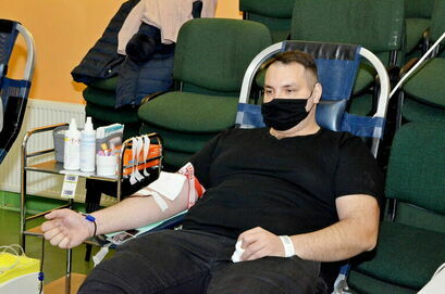 Honorowy Dawca Krwi podczas oddawania krwi