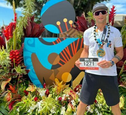 Tomasz Rudnik z medalem podczas Mistrzostw Świata Ironman Hawaje 2022r. 