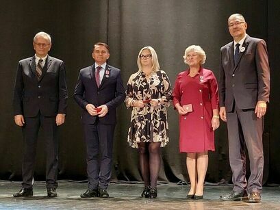 Krystyna Waliszak wraz z odznaczonymi i przedstawicielami Dolnośląskiego Kuratora Oświaty