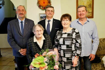Stulatka ze swoją rodziną oraz burmistrzem Leszkiem Michalakiem i radnym Waldemarem Ganczarkiem