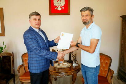 Burmistrz Leszek Michalak wręcza podziękowanie na ręce dyrektora Gminnego Centrum Kultury i Sportu w Żarowie Tomasza Pietrzyka