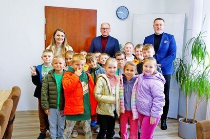Uczniowie SP Żarów z wizytą w UM Żarów