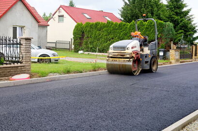 Droga przy ul. Piastowskiej w Żarowie z nową nawierzchnią asfaltową