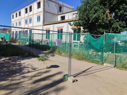 Uwaga! Zamknięty odcinek przejścia przy budynku powstającego hotelu w Żarowie