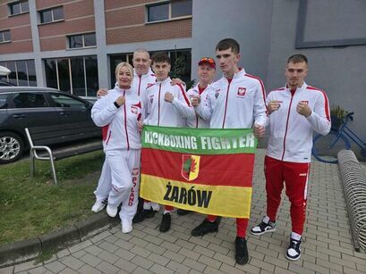 Zawodnicy Kickboxing Fighter Żarów z medalami Mistrzostw Świata