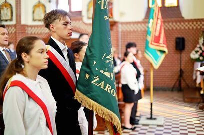 Uroczysta msza święta i poświęcenie nowego sztandaru z okazji 80-lecia Zespołu Szkół w Żarowie