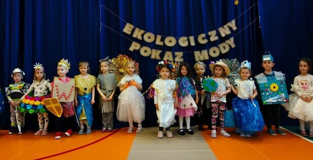EKOLOGICZNY POKAZ MODY Z OKAZJI DNIA ZIEMI W PRZEDSZKOLU