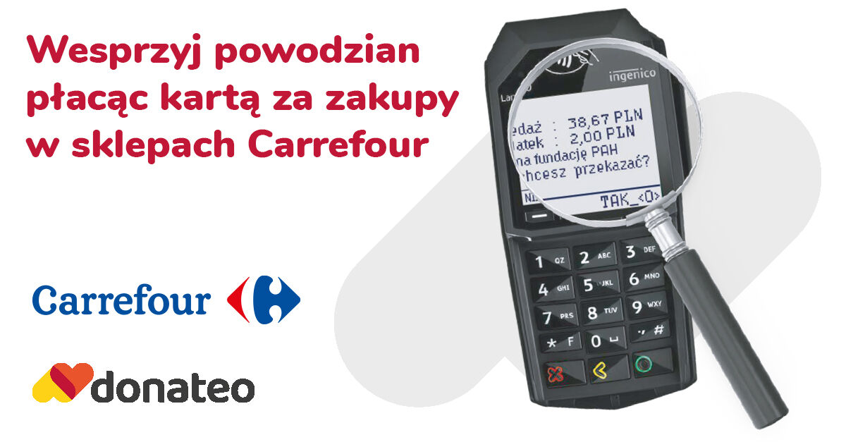 Na zdjęciu jest terminal płatniczy z ekranem wyświetlającym kwotę do zapłaty oraz opcję wsparcia powodzian. Pojawia się logo Carrefour i Donateo.