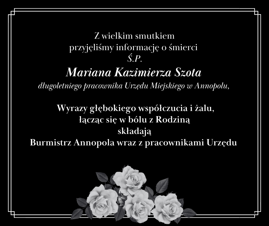 Zdjęcie przedstawia czarną kartkę z białą czcionką, na której napisano nekrolog. W dolnej części obrazka znajdują się białe róże.
