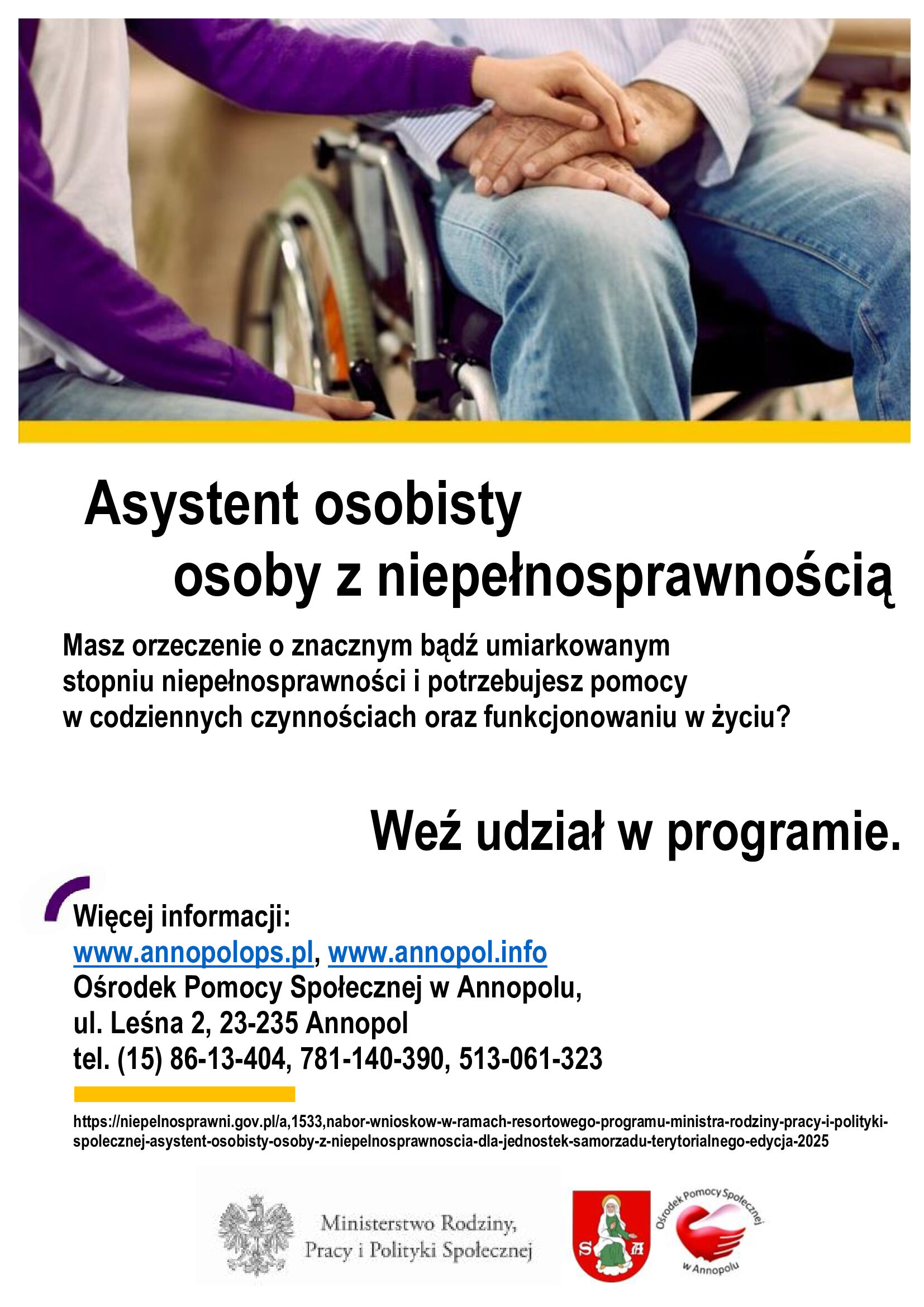 Zdjęcie przedstawia dłonie asystenta osobistego trzymającego dłoń osoby z niepełnosprawnością na wózku inwalidzkim, z naciskiem na wsparcie i opiekę.