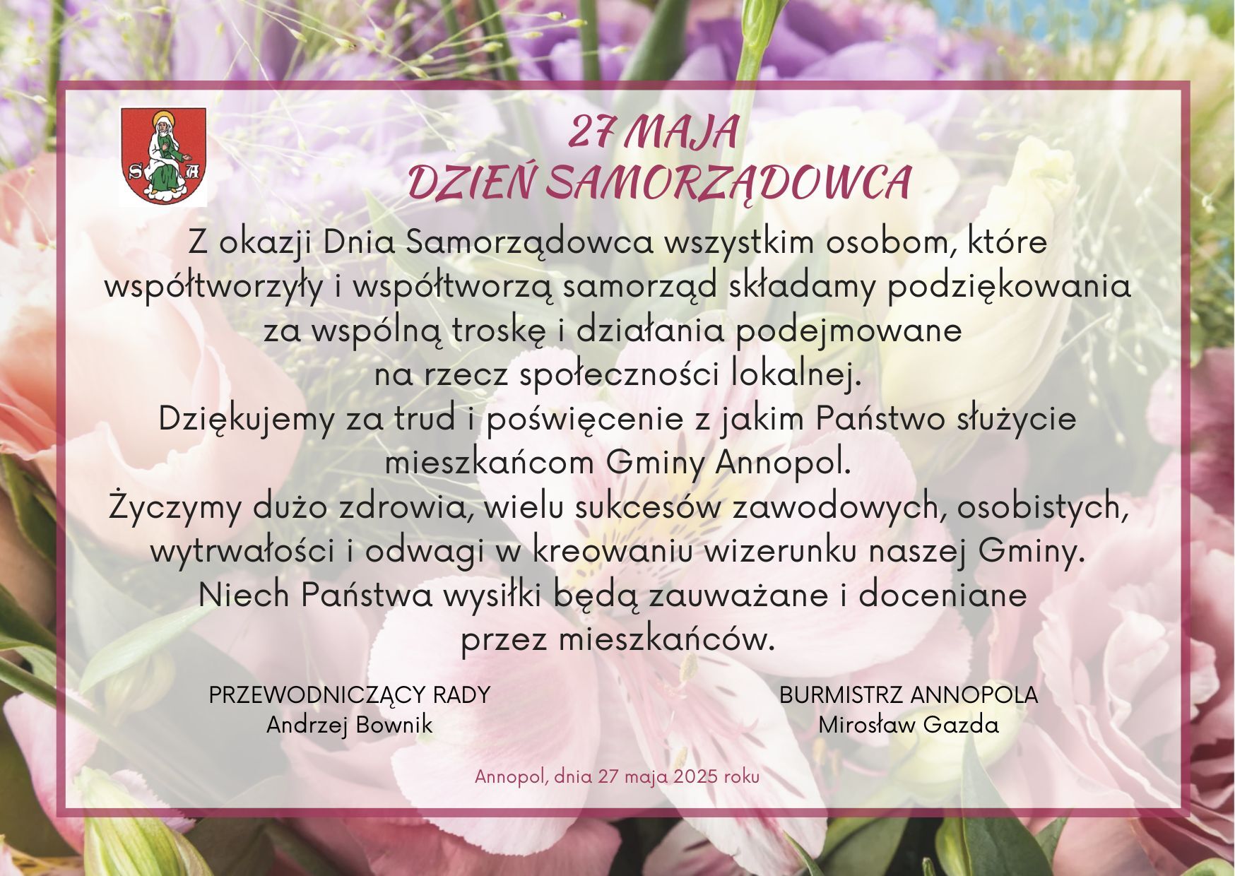 Na tle kwiatów widoczna jest kartka z życzeniami z okazji Dnia Samorządowca. Tekst wyraża podziękowania za wkład i rozwój lokalnej społeczności. Na dole podpisy: przewodniczącego rady i burmistrza.