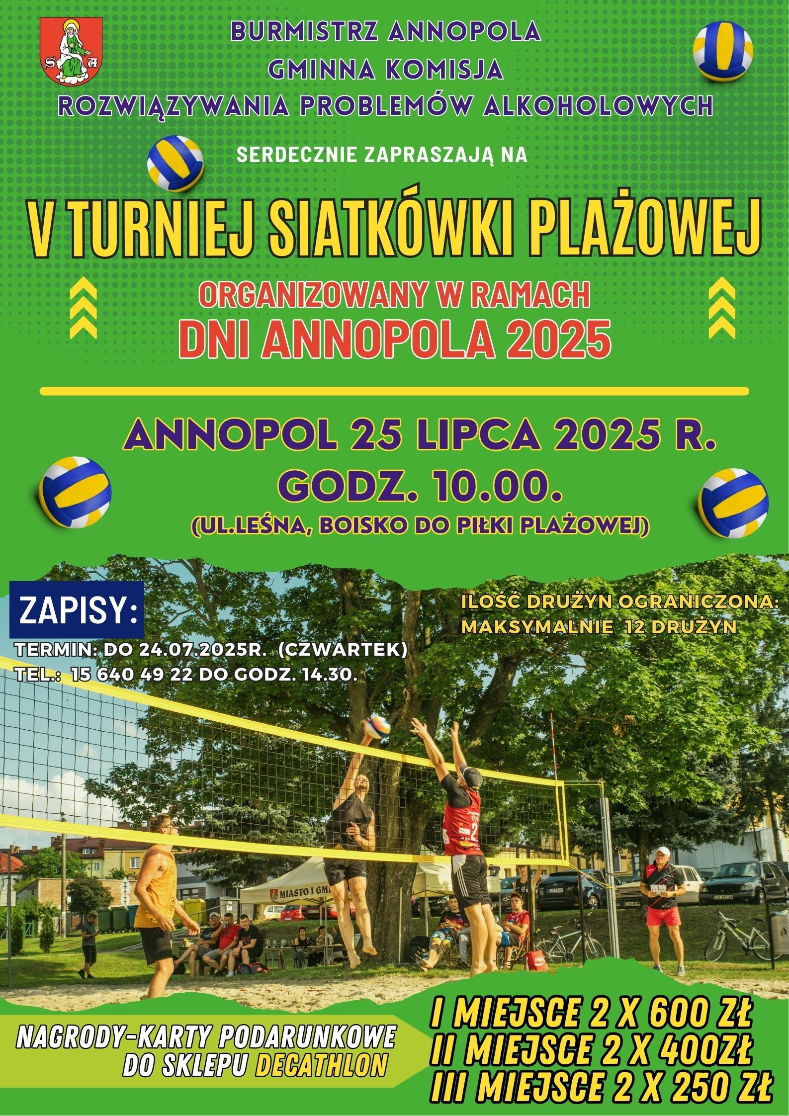 Na plakacie ogłoszenie o V Turnieju Siatkówki Plażowej w Annopolu, który odbędzie się 25 lipca 2025 o godz. 10:00. Grafika zawiera informację o zapisach, nagrodach i zdjęcie z meczu siatkówki na boisku.