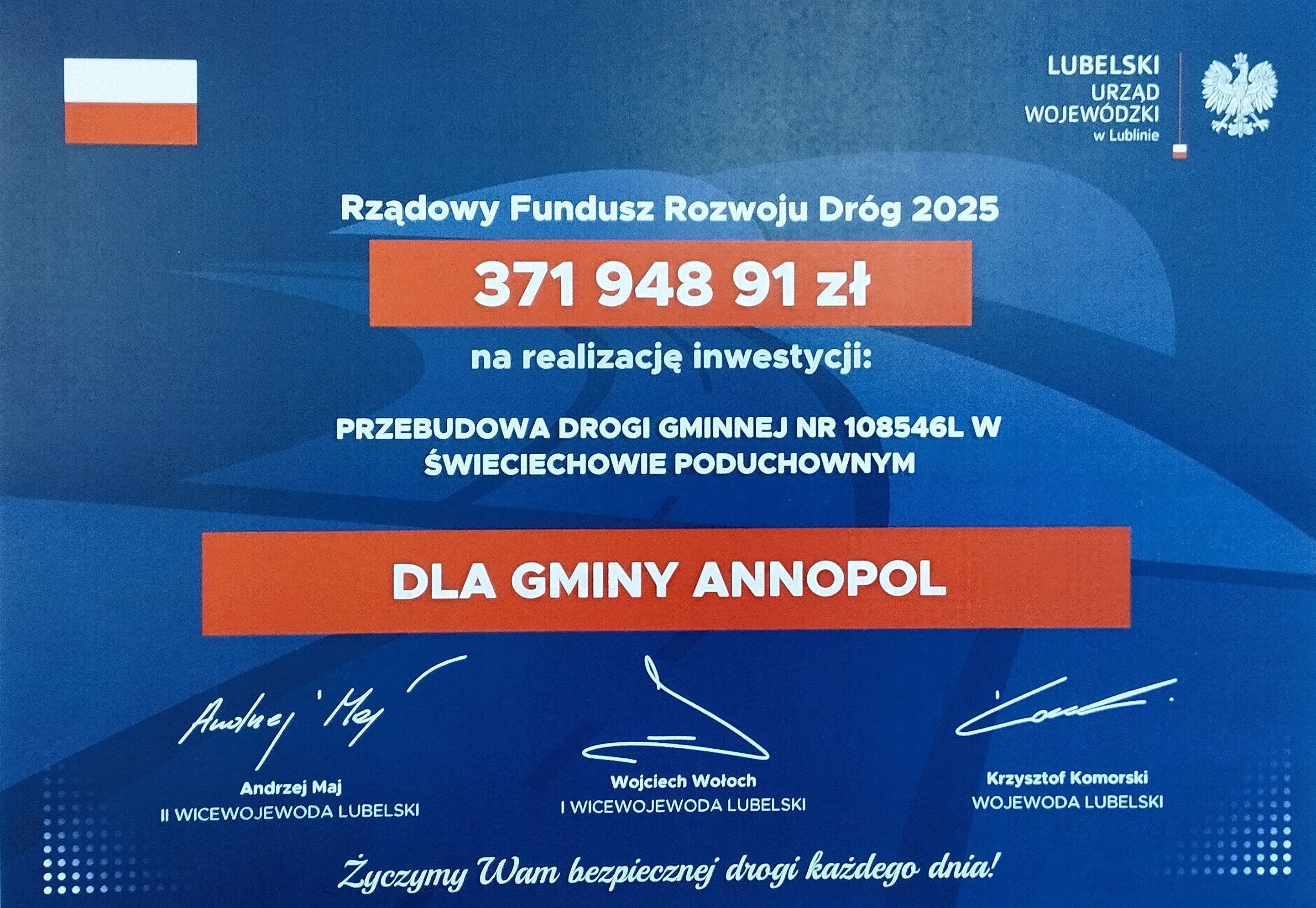 Plakat informujący o dofinansowaniu w wysokości 371 948,91 zł z Rządowego Funduszu Rozwoju Dróg na przebudowę drogi gminnej w Świeciechowie Poduchownym dla gminy Annopol. Podpisy trzech urzędników.