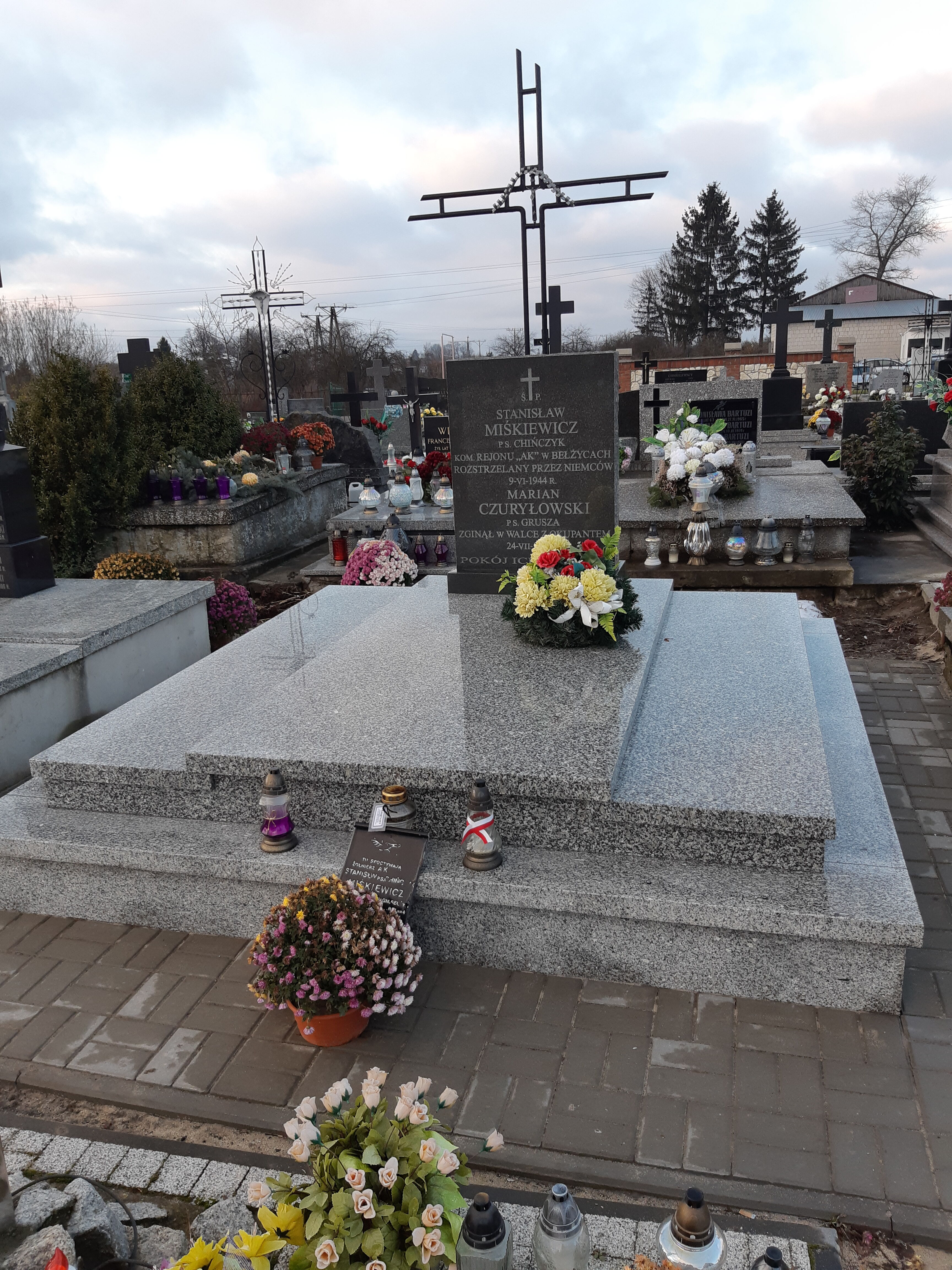 Zdjęcie przedstawia mogiłę zbiorową żołnierzy Armii Krajowej zlokalizowaną na cmentarzu w Bełżycach.