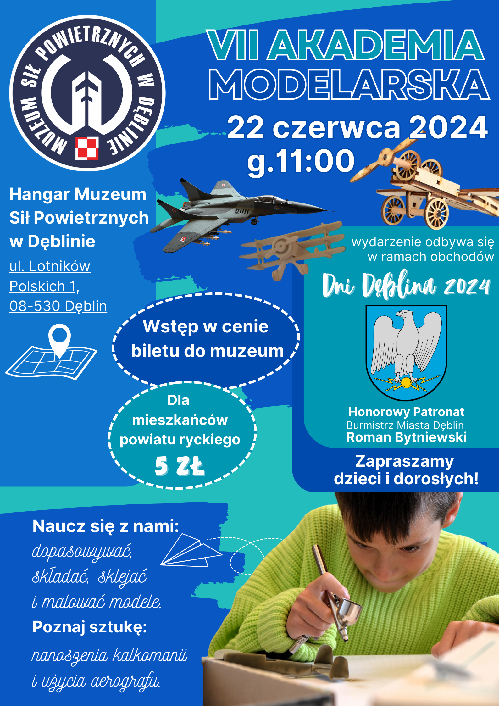 Plakat promujący VII Akademię Modelarską w Hangarze Muzeum Sił Powietrznych w Dęblinie, z informacjami o dacie, lokalizacji i atrakcjach, wraz z grafiką przedstawiającą modelarstwo i symbole lotnicze.