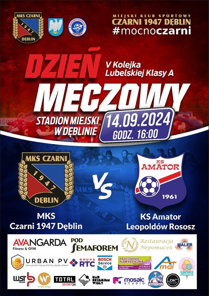 Plakat promujący lokalny mecz piłkarski między drużynami Czarni 1947 Dęblin a KS Amator Leopoldów. Wydarzenie odbędzie się 14 września o 16:00 na stadionie miejskim w Dęblinie. Zawiera logo sponsorów i klubów.