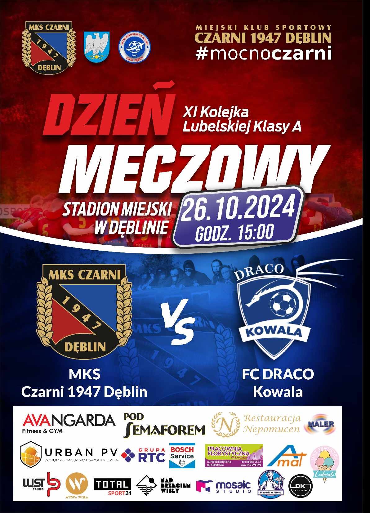 Plakat promuje mecz piłkarski pomiędzy drużynami MKS Czarni 1947 Dęblin a FC Kowala, który odbędzie się 26.10 o godzinie 15:00 na stadionie miejskim w Dęblinie.