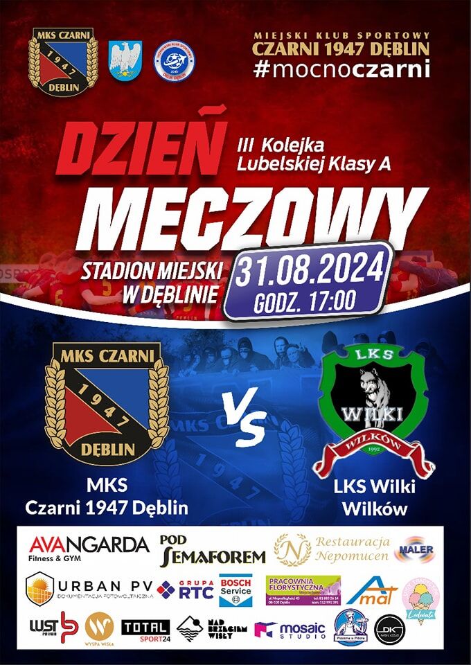 Plakat promujący wydarzenie sportowe przedstawiający informacje o meczu piłkarskim pomiędzy MKS Czarni 1947 Dęblin a LKS Wilki Wilków, który odbędzie się 31.08.2024 na stadionie miejskim w Dęblinie o godzinie 17:00, z logo sponsorów w tle.