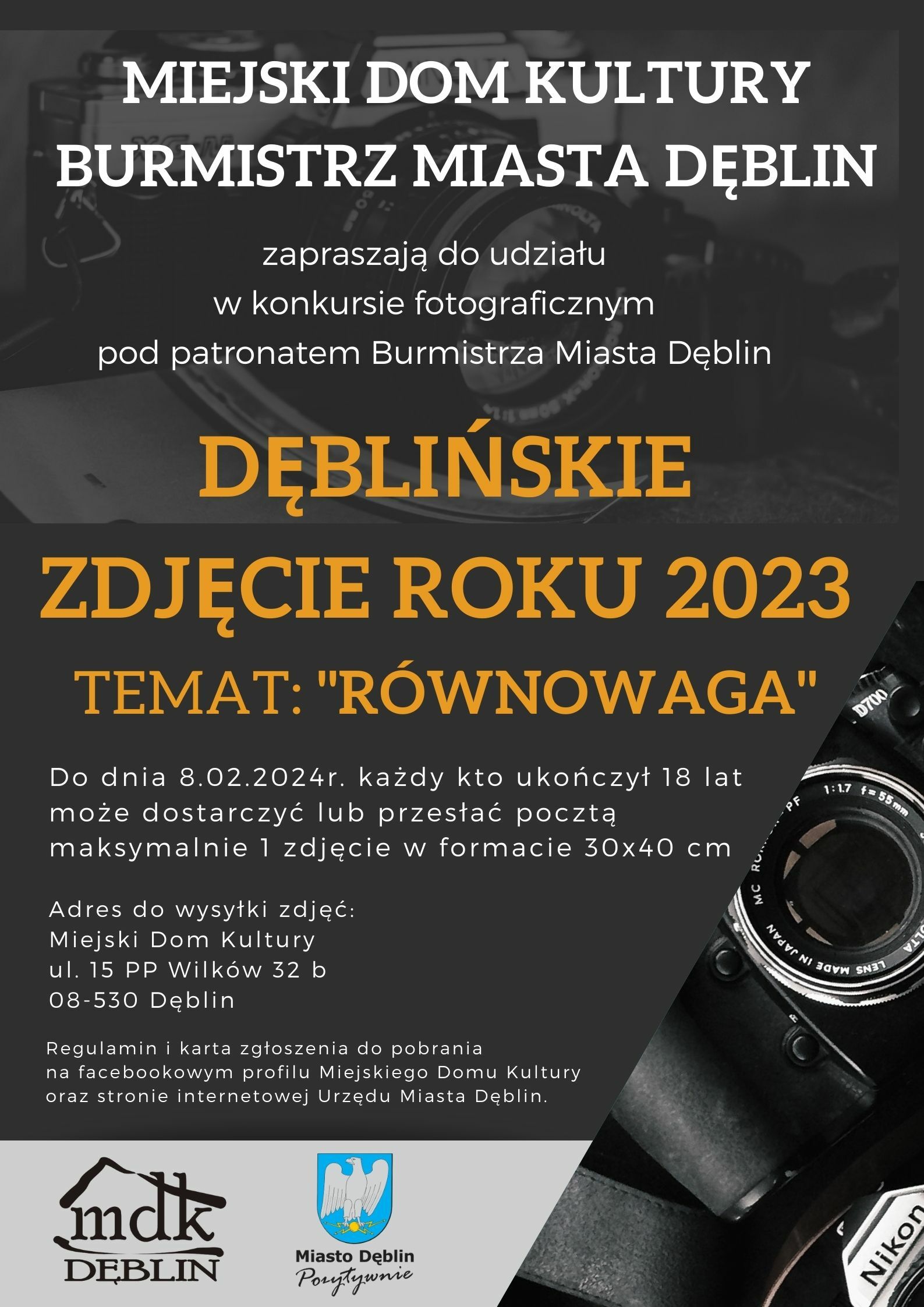 Plakat konkursu fotograficznego o tematyce miejskiej z aparatem na pierwszym planie, informacjami o terminach i zasadach udziału oraz logotypami promującymi wydarzenie i miasto Dęblin.