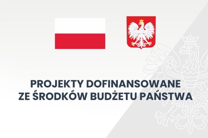Na grafice znajduje się flaga Polski, herb Polski oraz napis: "Projekty dofinansowane ze środków budżetu państwa" na jasnym tle z delikatną grafiką w tle po prawej stronie.
