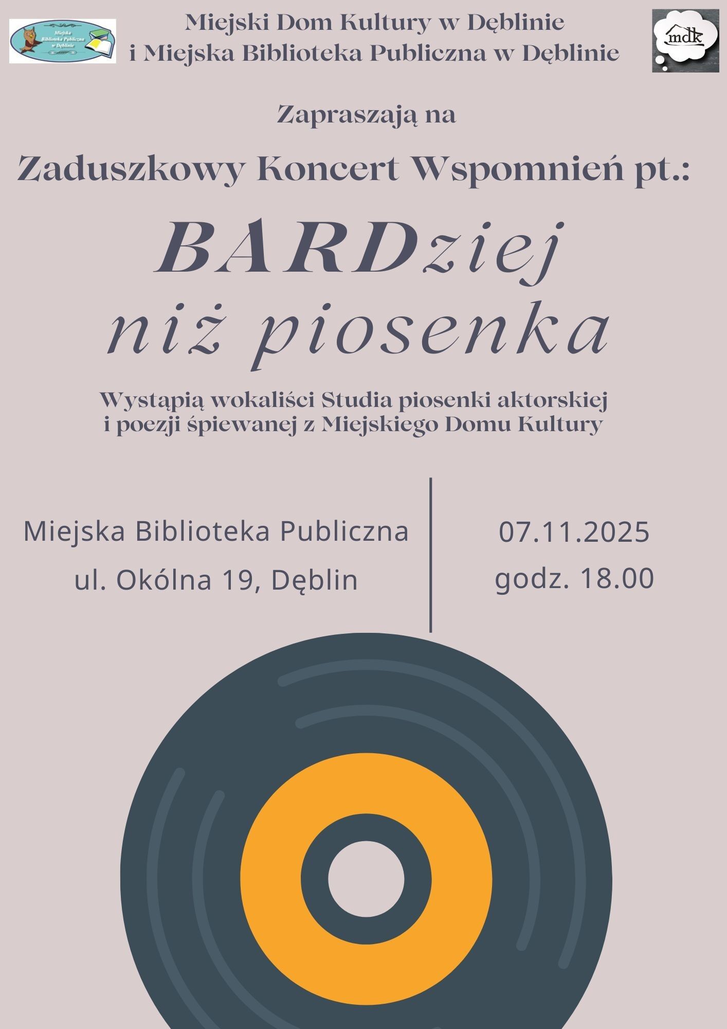 Plakat zapowiada Zaduszkowy Koncert Wspomnień "BARDziej niż piosenka" w Miejskiej Bibliotece Publicznej w Dęblinie, 7.11.2025 o 18:00. Wystąpią wokaliści z Miejskiego Domu Kultury. Plakat w odcieniach szarości z grafiką przypominającą płytę winylową.
