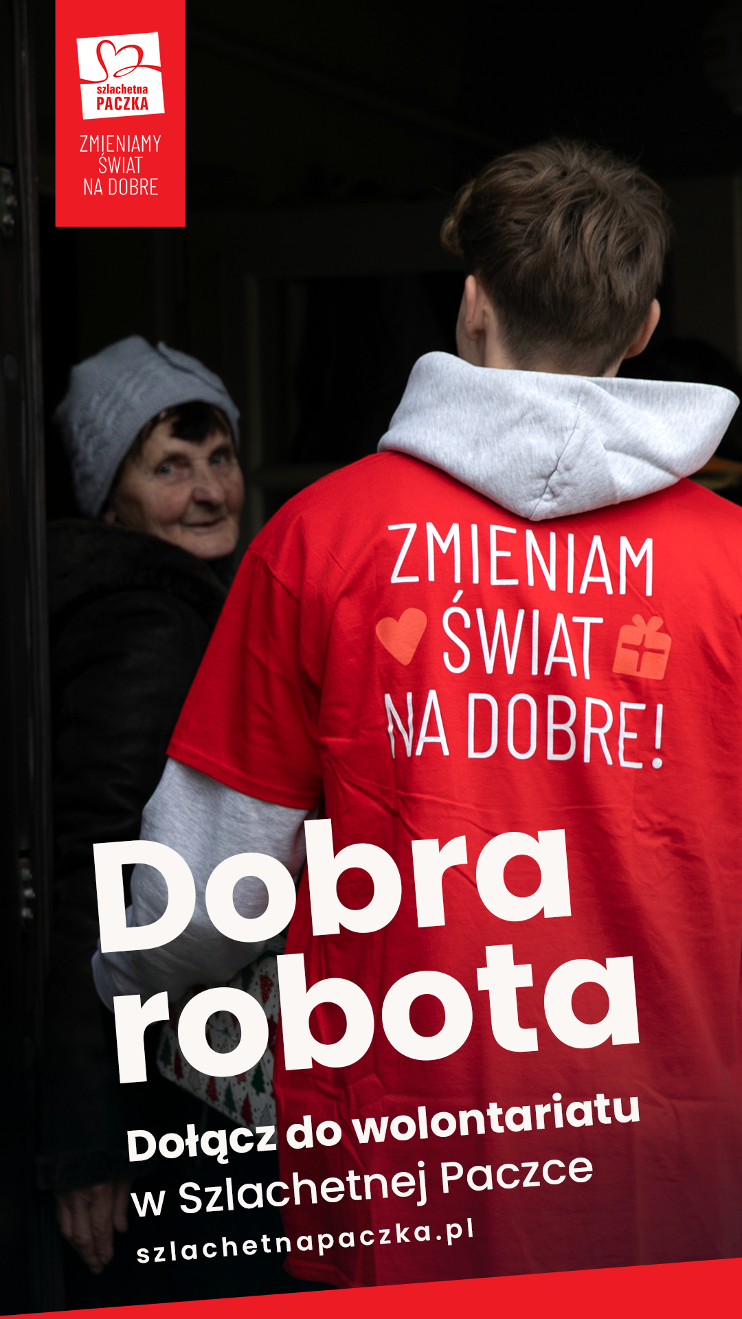 Młody mężczyzna w czerwonej koszulce z napisem "Zmieniam świat na dobre!" rozmawia z uśmiechniętą starszą kobietą w drzwiach. Zachęta do dołączenia do wolontariatu w Szlachetnej Paczce.