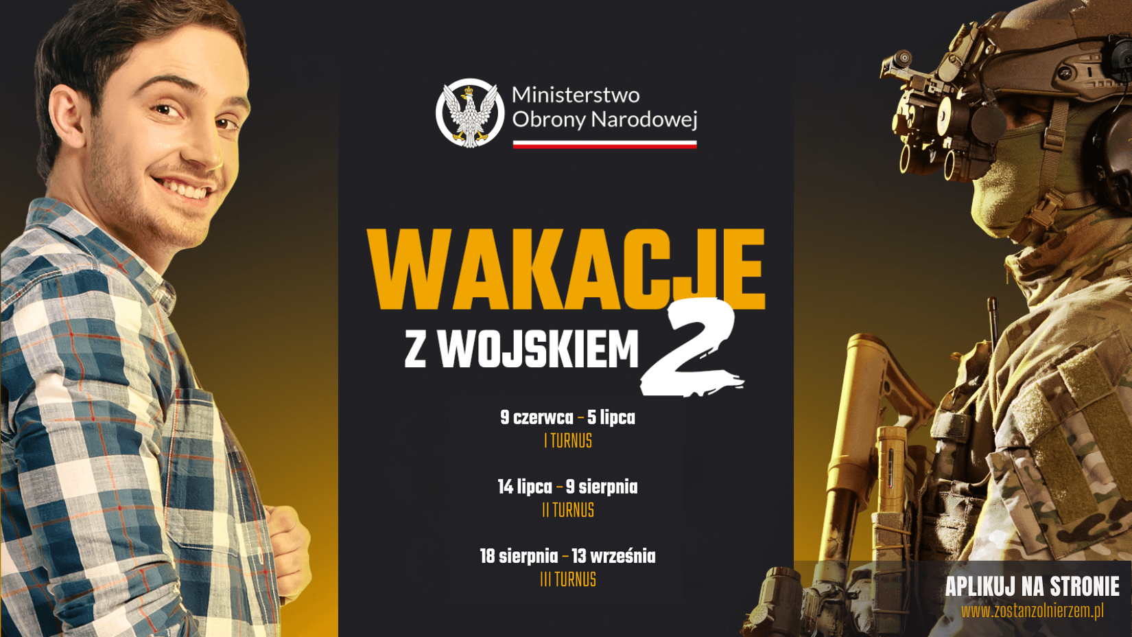 Plakat promujący "Wakacje z wojskiem 2" organizowane przez Ministerstwo Obrony Narodowej. Po lewej stronie uśmiechnięty mężczyzna, po prawej żołnierz w sprzęcie bojowym. Terminy turnusów i link na dole.